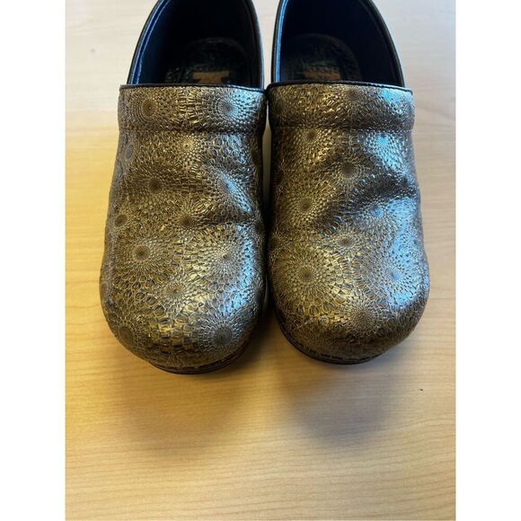Dansko Golden Medallion Clogs sz 39 or 8.5-9 - Picture 2 of 7